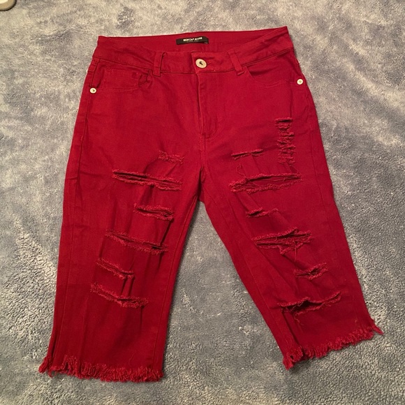 Mid Rise Distressed Capri - Picture 3 of 4